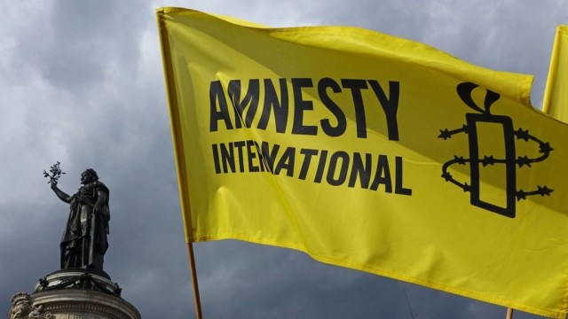 des-manifestants-brandissent-le-drapeau-d-amnesty-international-lors-d-une-manifestation-lors-d-une-manifestation-place-de-la-republique-a-paris-le-5-septembre-2015_5516355-e1494682280904.jpg