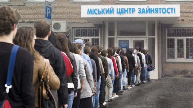 ochered-v-tsentr-zanyatosti-e1496147345395.jpg