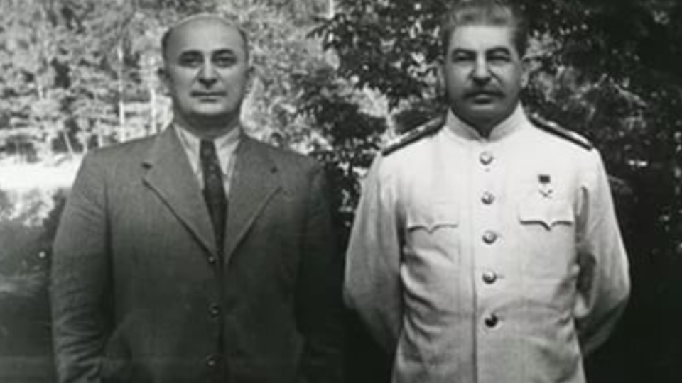 stalin-i-beriya-gotovyatsya-k-doprosu-e1495182103105.png
