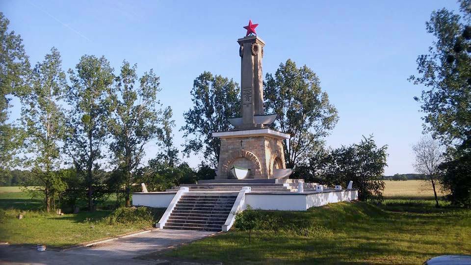 pamyatnik-sovetskim-voinam.jpg