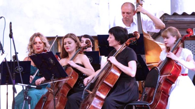 Kontsert-kamernogo-orkestra-pod-otkryityim-nebom-foto.jpg