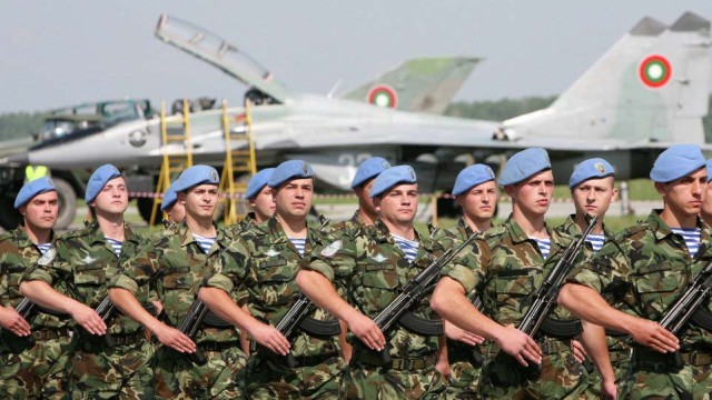 --V-russkih-strelyat-ne-budem---bolgarskie-soldatyi-na-ucheniyah-NATO.jpg