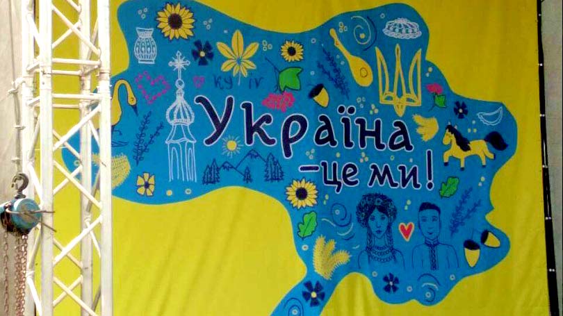 V-Brovarah-na-stsene-vyivesili-kartu-Ukrainyi-bez-Kryima-i-Donbassa.jpg
