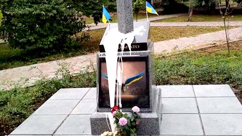 V-Kieve-oskvernili-pamyatnik-boevikam---ATO--.jpg