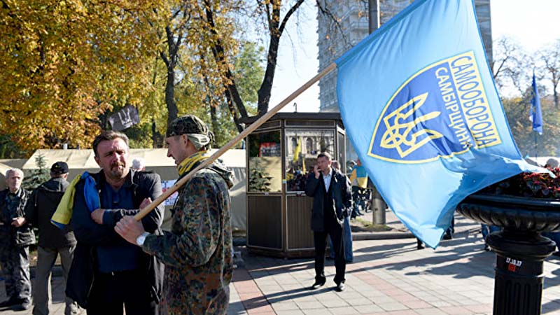 V-Kieve-lyudi-sobirayutsya-na-miting-k-zdaniyu-Radyi.jpg