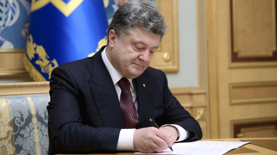 Poroshenko-podpisal-zakon-o-reintegratsii-Donbassa-e1519145481802.jpg