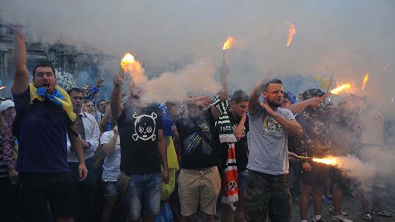 Za-Donbass-v-Afinah-antifashistyi-izbili-ukrainskih-ultras.jpg