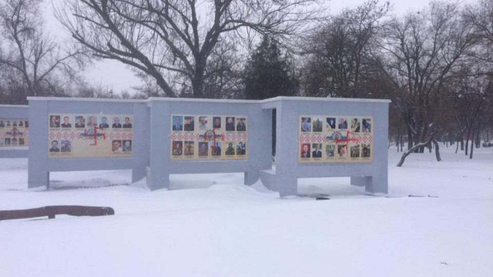 V-Hersone-neizvestnyie-razrisovali-svastikoy-memorial---geroyam-ATO--1-1-e1519911865455.jpg