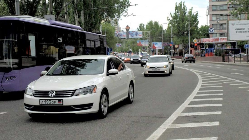 v-donetske-uvelichilsya-potok-mashin-1.jpg