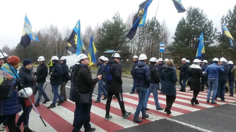 Na-zapade-Ukrainyi-shahteryi-perekryili-mezhdunarodnuyu-trassu-e1542365946771.jpg