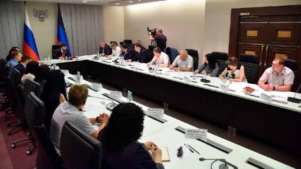 Direktor-DonZHD-otchitalsya-Glave-DNR.jpg