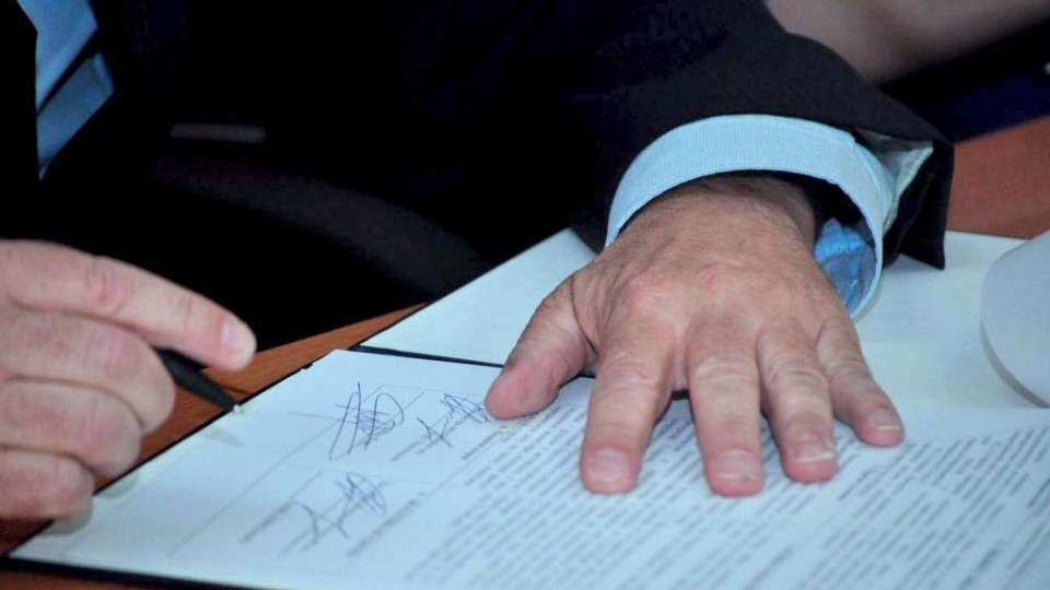 Delegatsiya-iz-Frantsii-i-MID-DNR-podpisali-protokol-o-sotrudnichestve.jpg