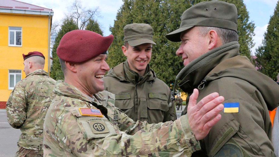 V-Mariupol-pribyili-amerikanskie-voennyie-1.jpg